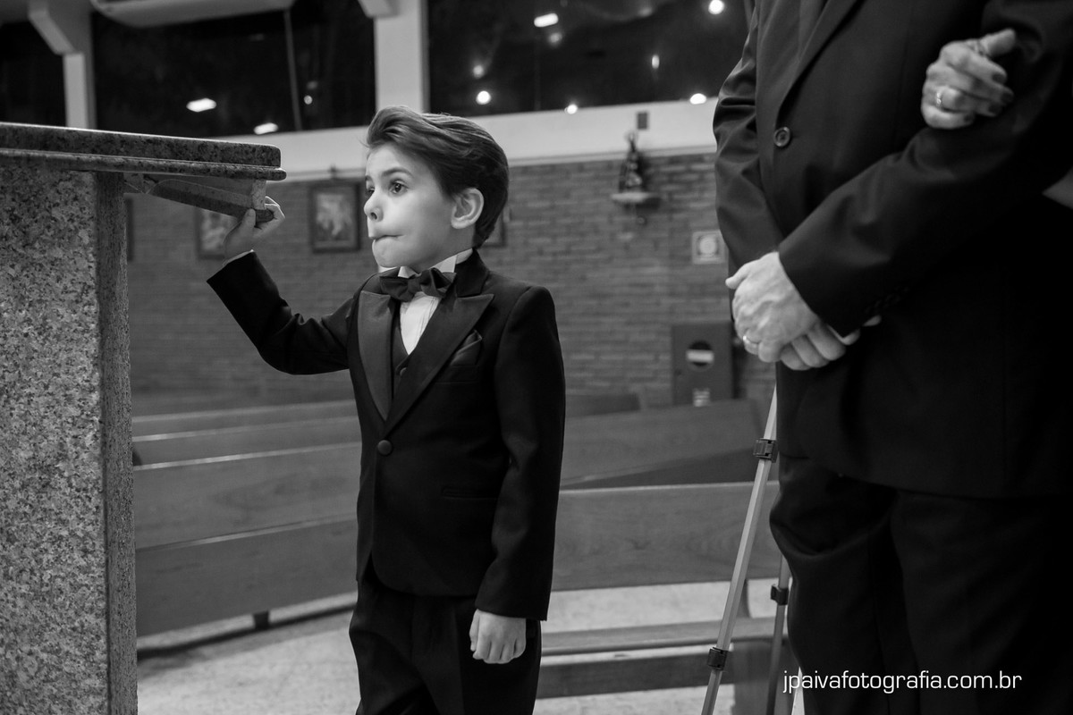 pajem brincando no altar durante o casamento Mariana e Rogerio na  igreja Paróquia Sagrada Família Diocese de Santo Amaro