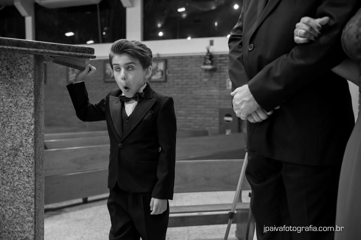 pajem brincando no altar durante o casamento Mariana e Rogerio na  igreja Paróquia Sagrada Família Diocese de Santo Amaro