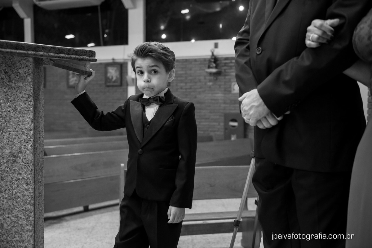 pajem brincando no altar durante o casamento Mariana e Rogerio na  igreja Paróquia Sagrada Família Diocese de Santo Amaro