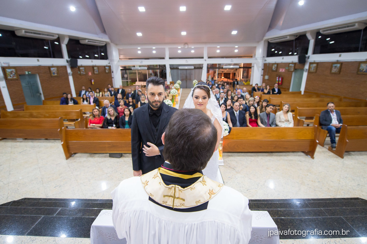 Monsenhor Paulo Sergio Padro fazendo a homilia no altar durante o casamento Mariana e Rogerio na  igreja Paróquia Sagrada Família Diocese de Santo Amaro