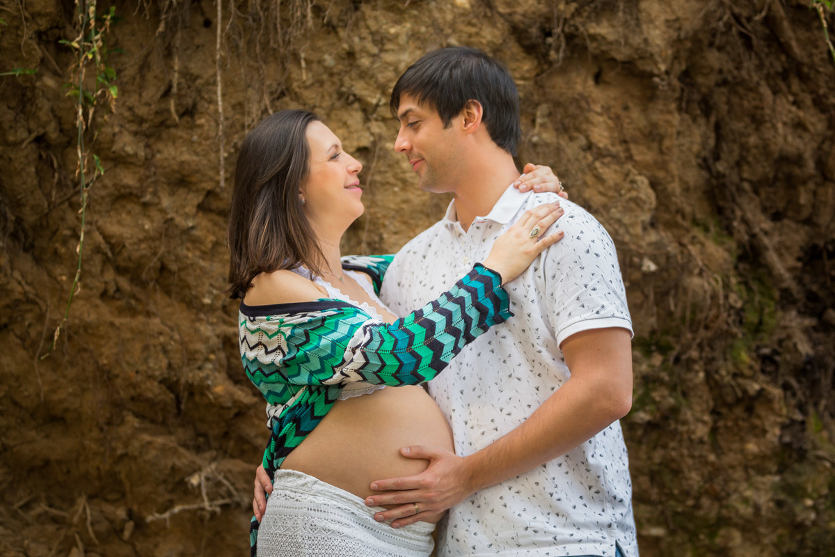 ensaio de gestante casal abraçados com fundo de arvore na praça por do sol na vila madalena em São Paulo