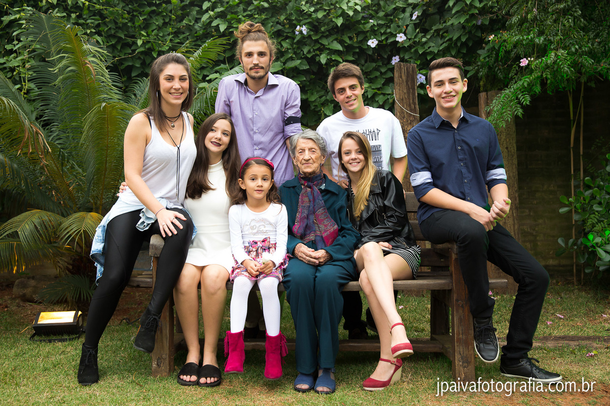 família reunida no jardim da festa de aniversário de 100 anos da Elza