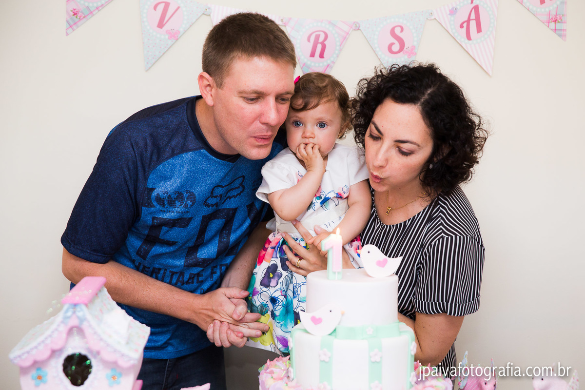 pais e menina na mesa do bolo cantando parabéns aniversario infantil na cidade de São Paulo, Brooklin