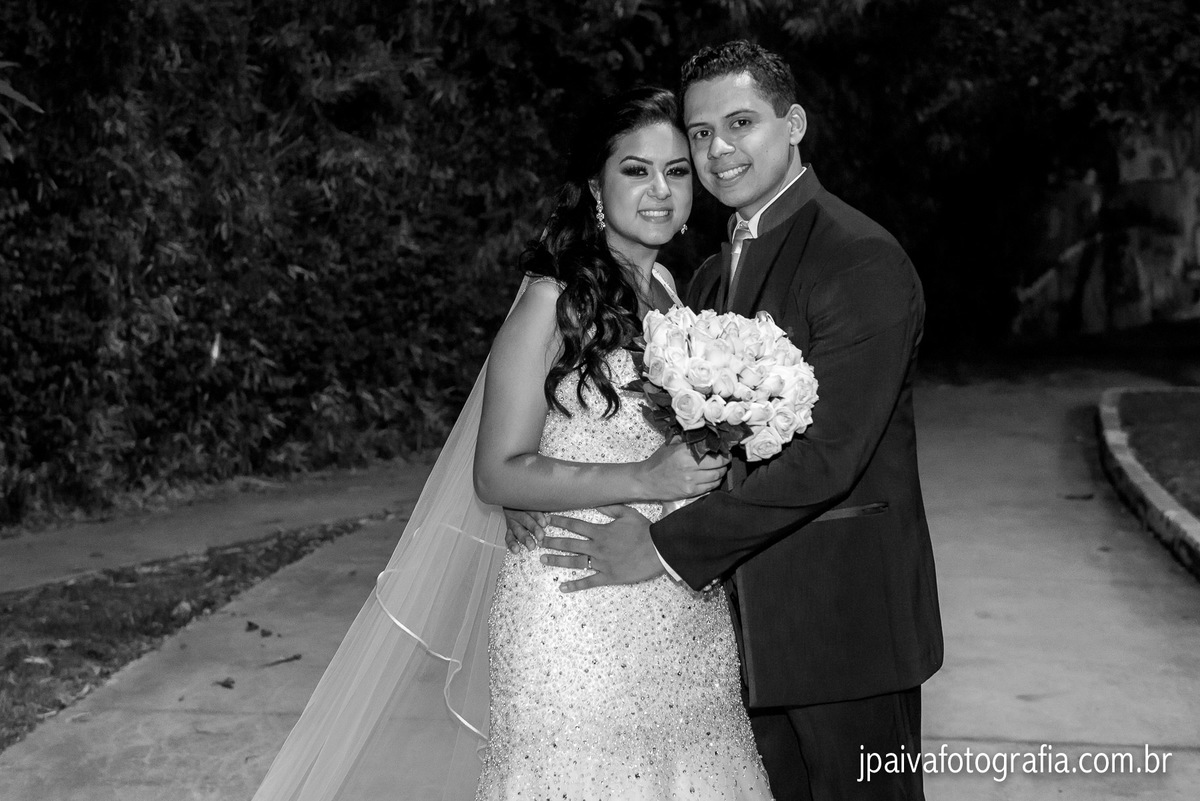 casal abraçados na praça no Brooklin, São Paulo
