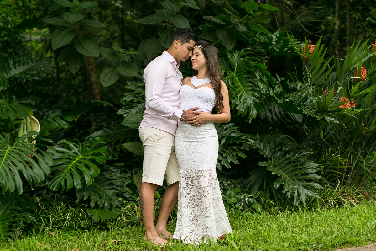 casal abraçados no jardim, fotografado por JPaiva Fotografia ensaio fotográfico no parque Burle Marx, São Paulo