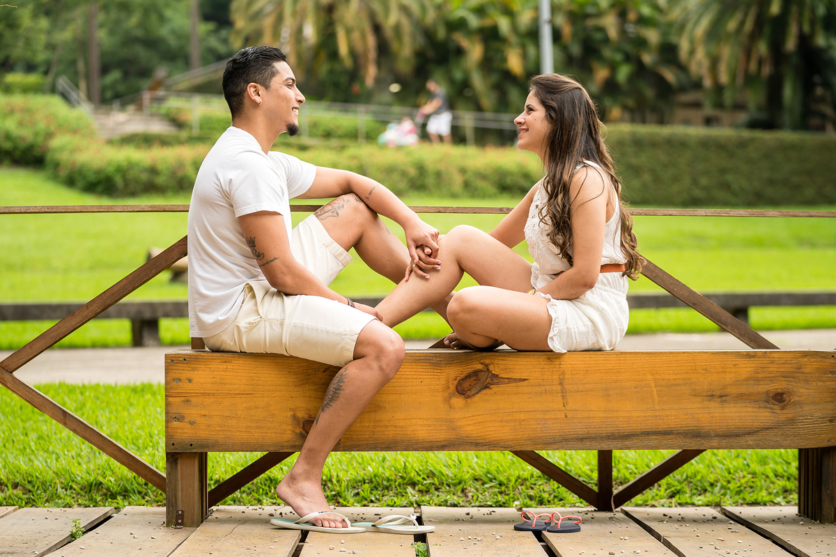 casal abraçados no jardim, fotografado por JPaiva Fotografia ensaio fotográfico no parque Burle Marx, São Paulo