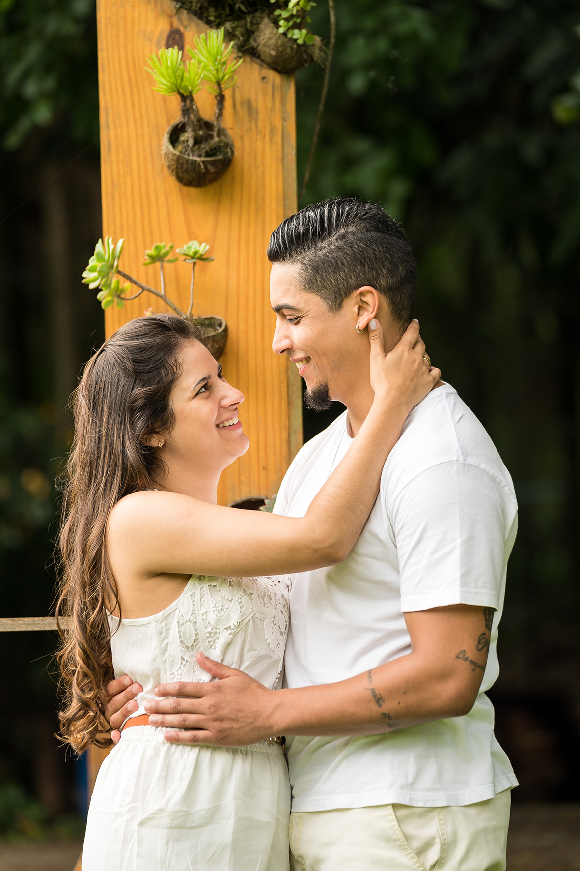 casal abraçados no jardim, fotografado por JPaiva Fotografia ensaio fotográfico no parque Burle Marx, São Paulo
