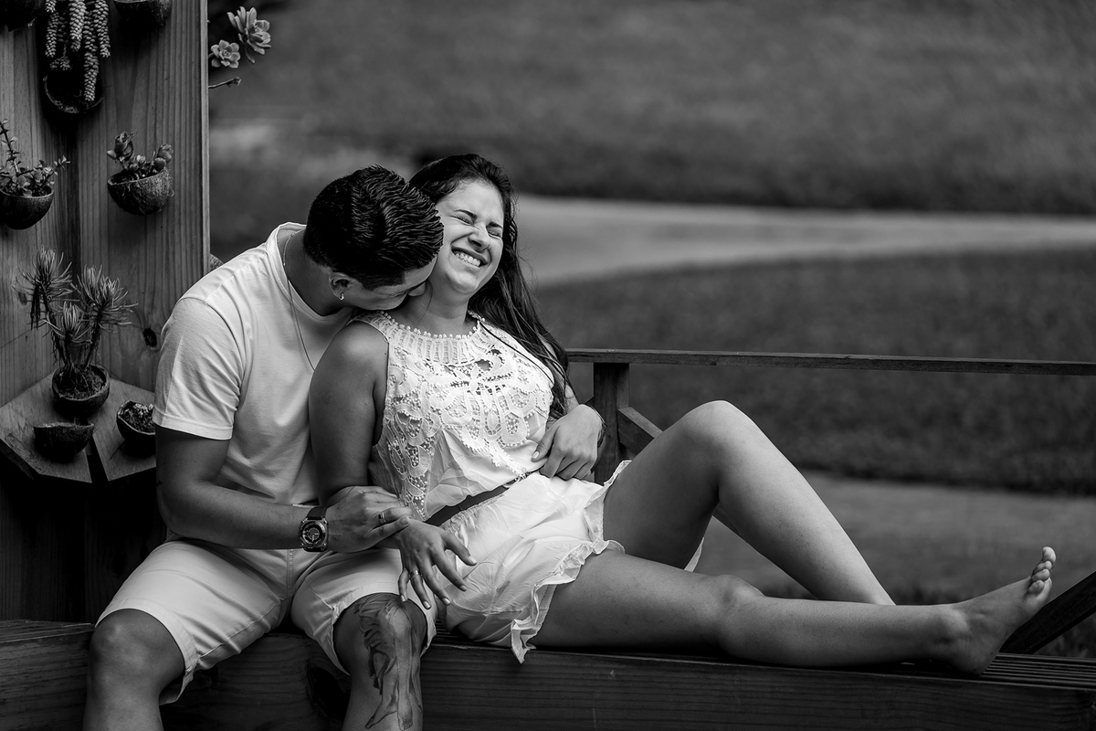 casal abraçados no jardim, fotografado por JPaiva Fotografia ensaio fotográfico no parque Burle Marx, São Paulo