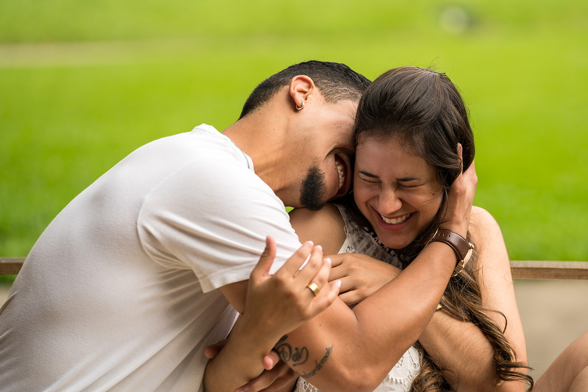 casal abraçados no jardim, fotografado por JPaiva Fotografia ensaio fotográfico no parque Burle Marx, São Paulo