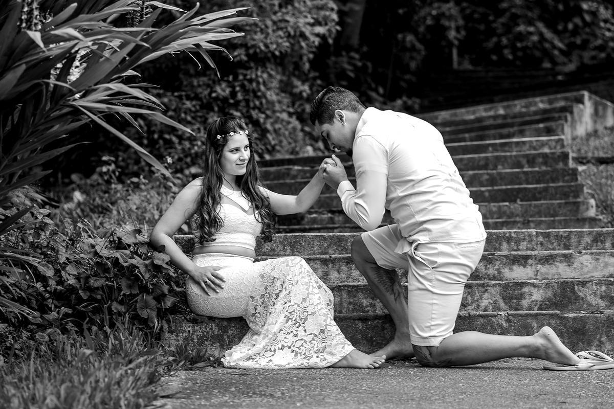 casal de joelhos no jardim, fotografado por JPaiva Fotografia ensaio fotográfico no parque Burle Marx, São Paulo