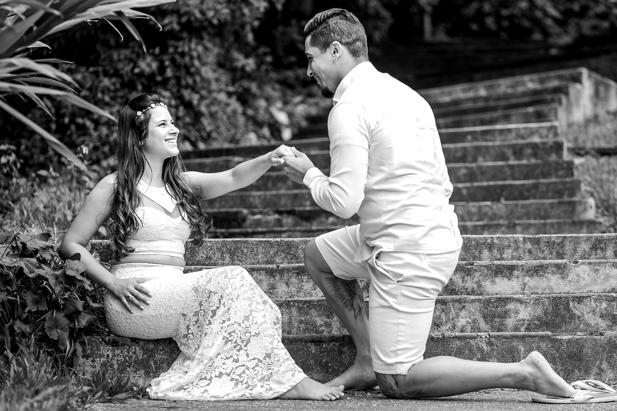 casal de joelhos no jardim, fotografado por JPaiva Fotografia ensaio fotográfico no parque Burle Marx, São Paulo