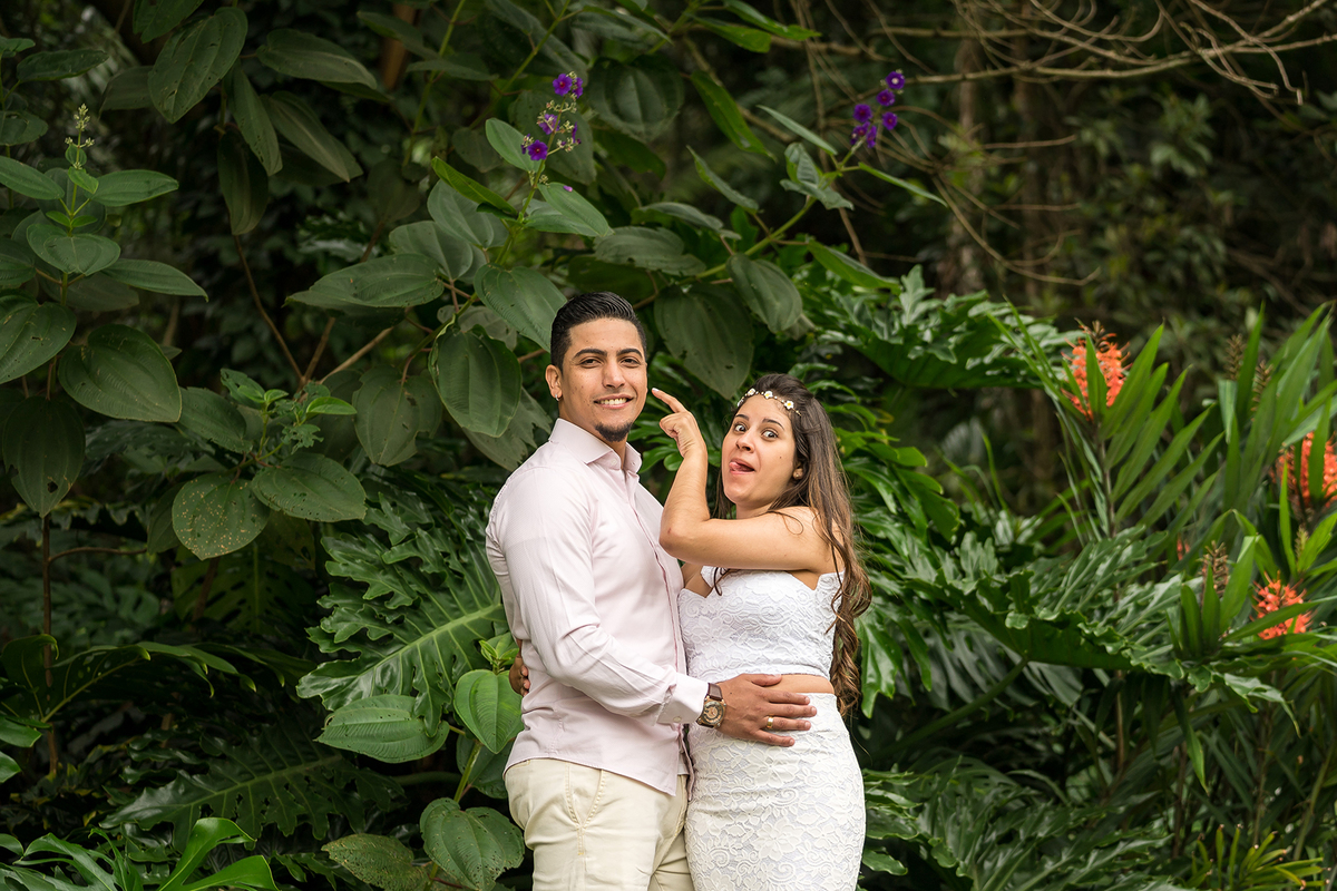 casal abraçados fazendo careta no jardim, fotografado por JPaiva Fotografia ensaio fotográfico no parque Burle Marx, São Paulo