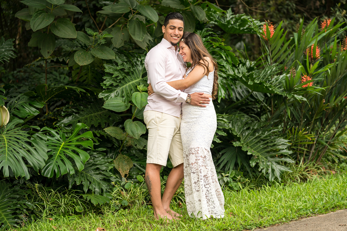 casal abraçados no jardim, fotografado por JPaiva Fotografia ensaio fotográfico no parque Burle Marx, São Paulo