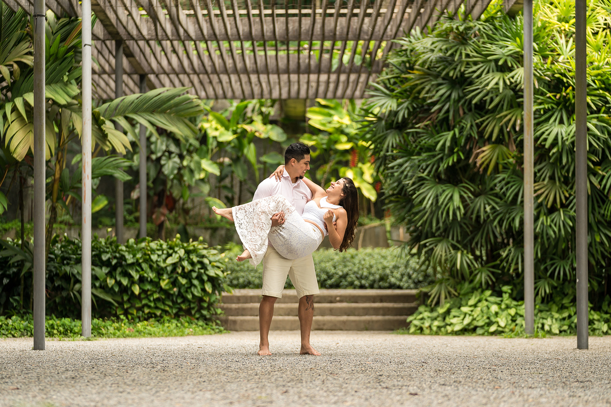 noivo segurando a noiva no colo no jardim, fotografado por JPaiva Fotografia ensaio fotográfico no parque Burle Marx, São Paulo