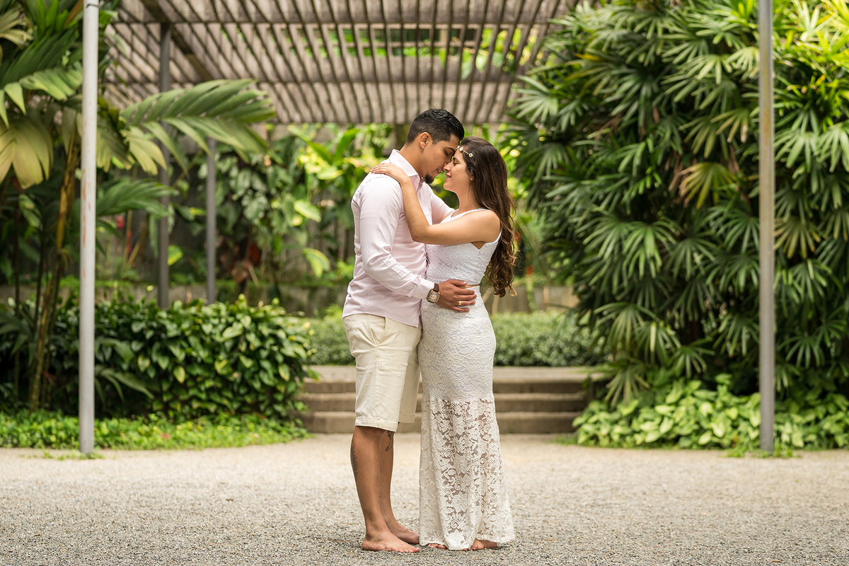casal abraçados no jardim, fotografado por JPaiva Fotografia ensaio fotográfico no parque Burle Marx, São Paulo