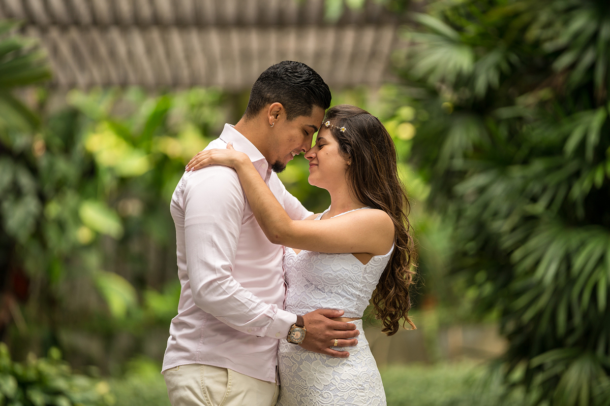 casal abraçados no jardim, fotografado por JPaiva Fotografia ensaio fotográfico no parque Burle Marx, São Paulo