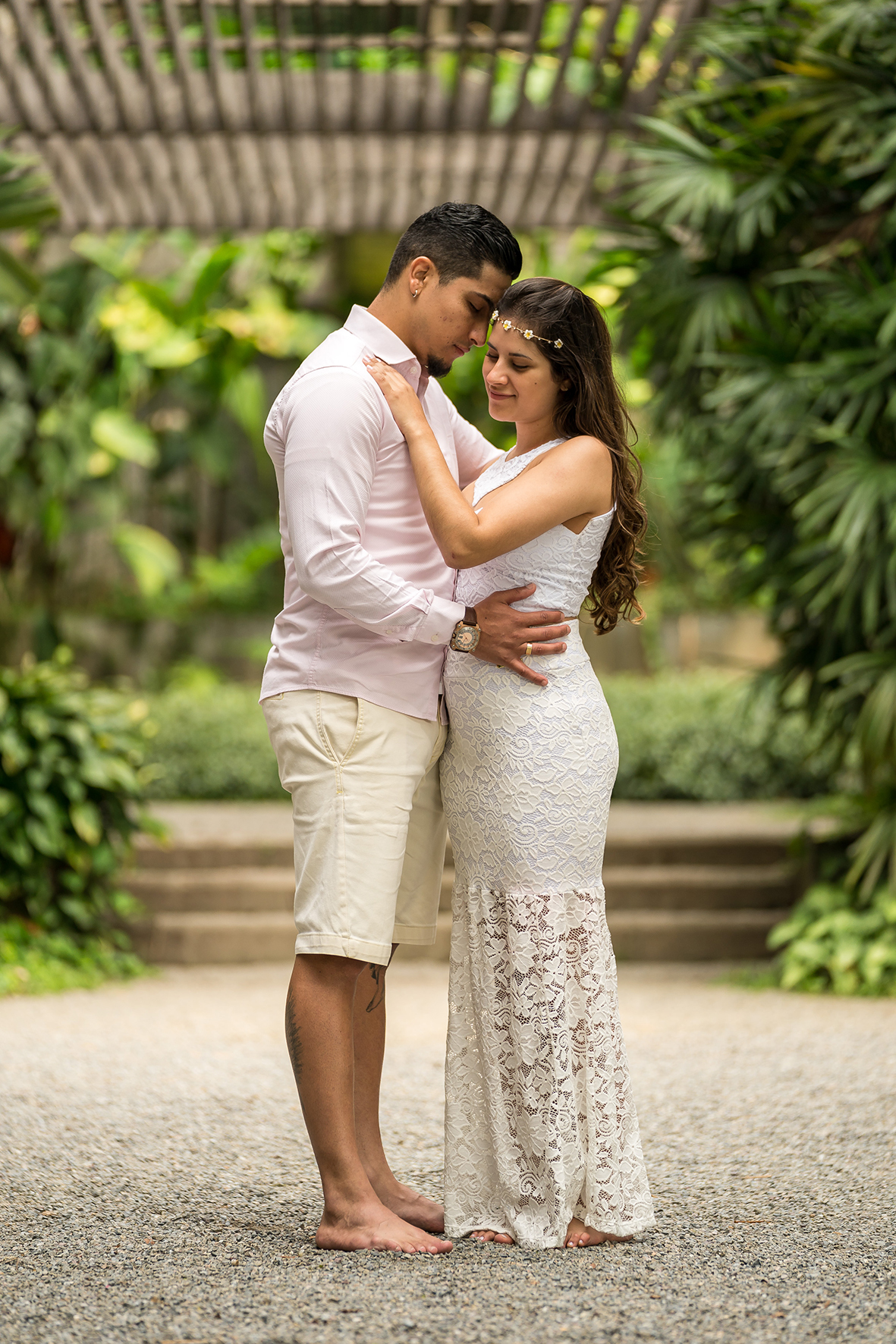 casal abraçados no jardim, fotografado por JPaiva Fotografia ensaio fotográfico no parque Burle Marx, São Paulo