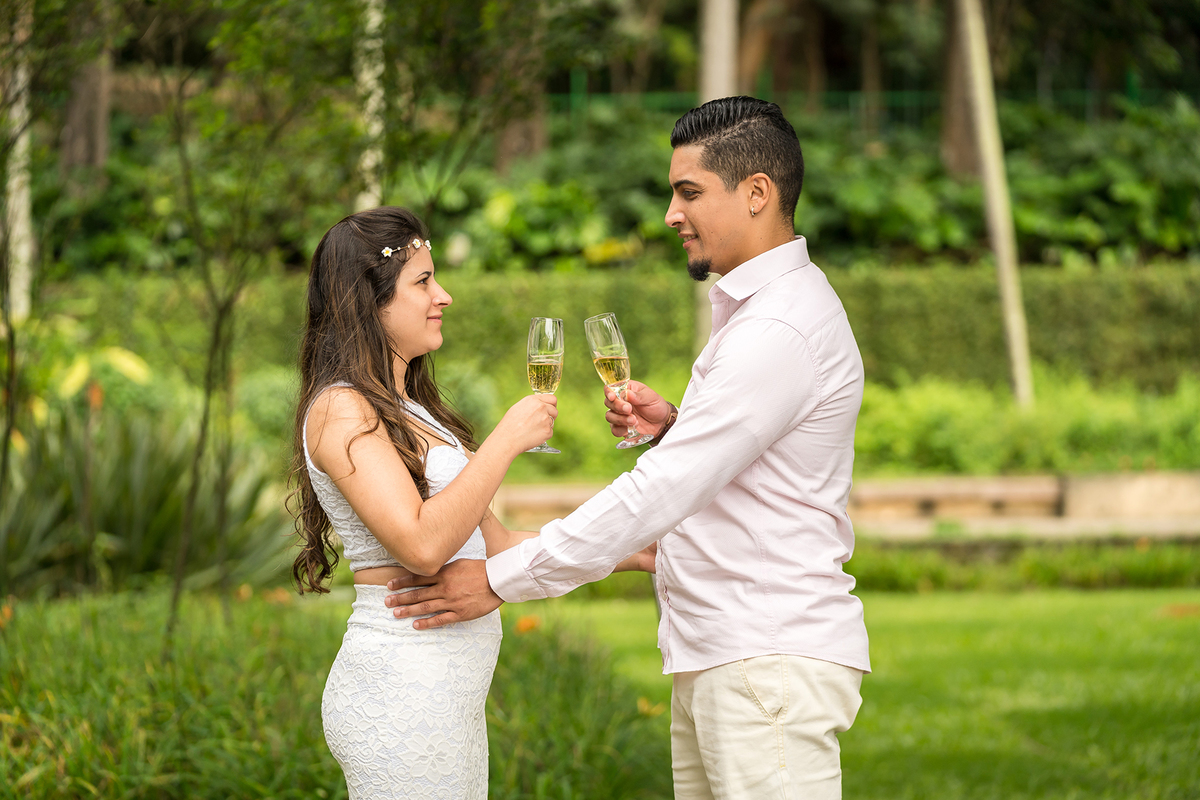 casal brindando com champagnhe no jardim, fotografado por JPaiva Fotografia ensaio fotográfico no parque Burle Marx, São Paulo