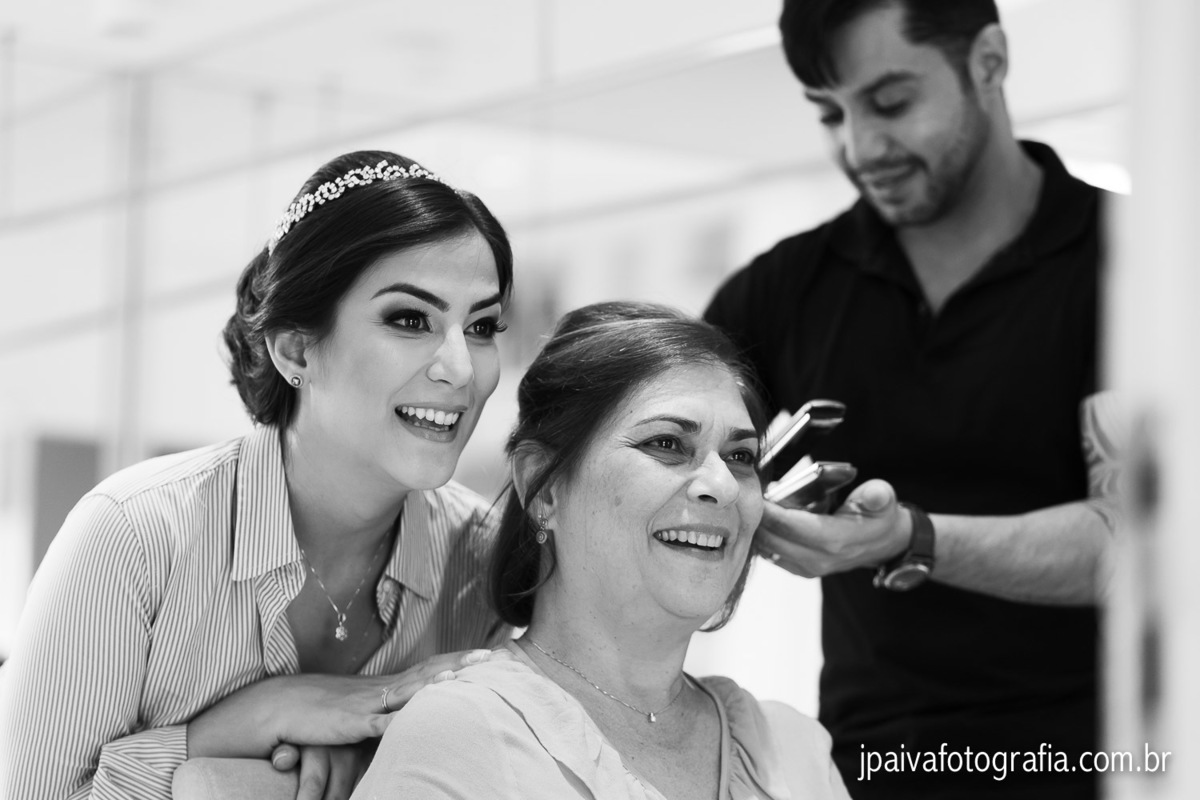 noiva e mãe se preparando para o casamento