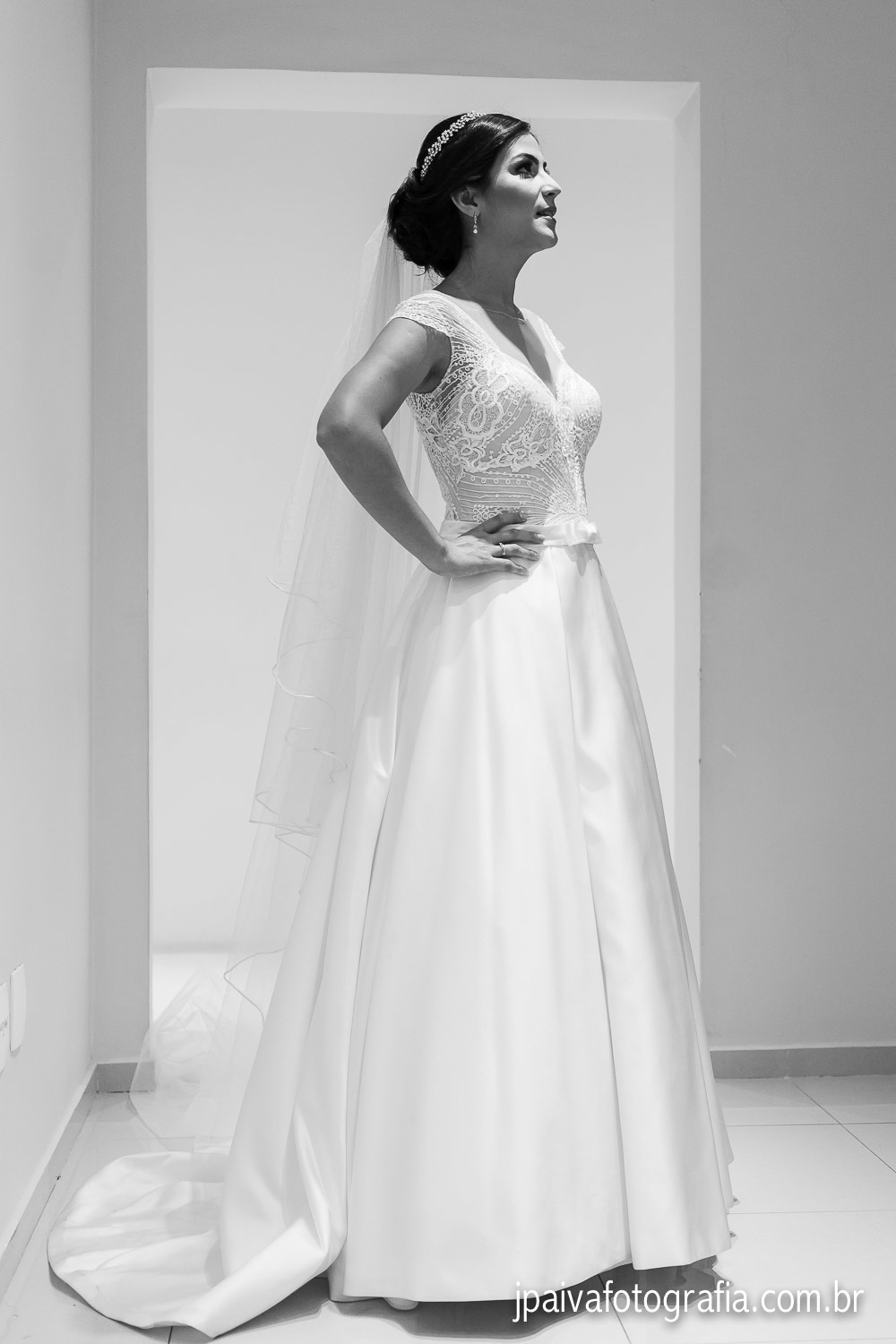 noiva vestindo o vestido do casamento