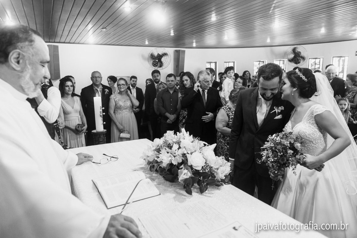padre Oswaldo celebrando cerimonia de casamento na capela em São Paulo