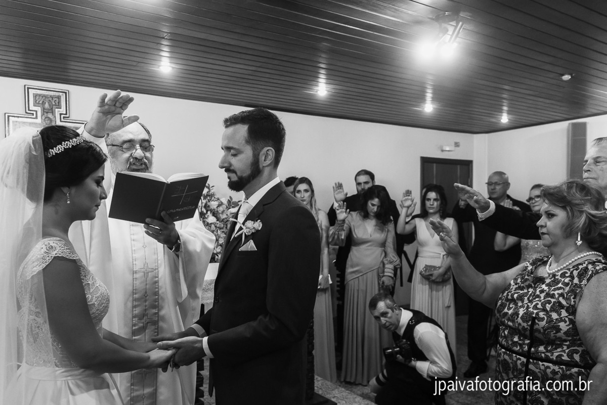 padre Oswaldo celebrando cerimonia de casamento na capela em São Paulo