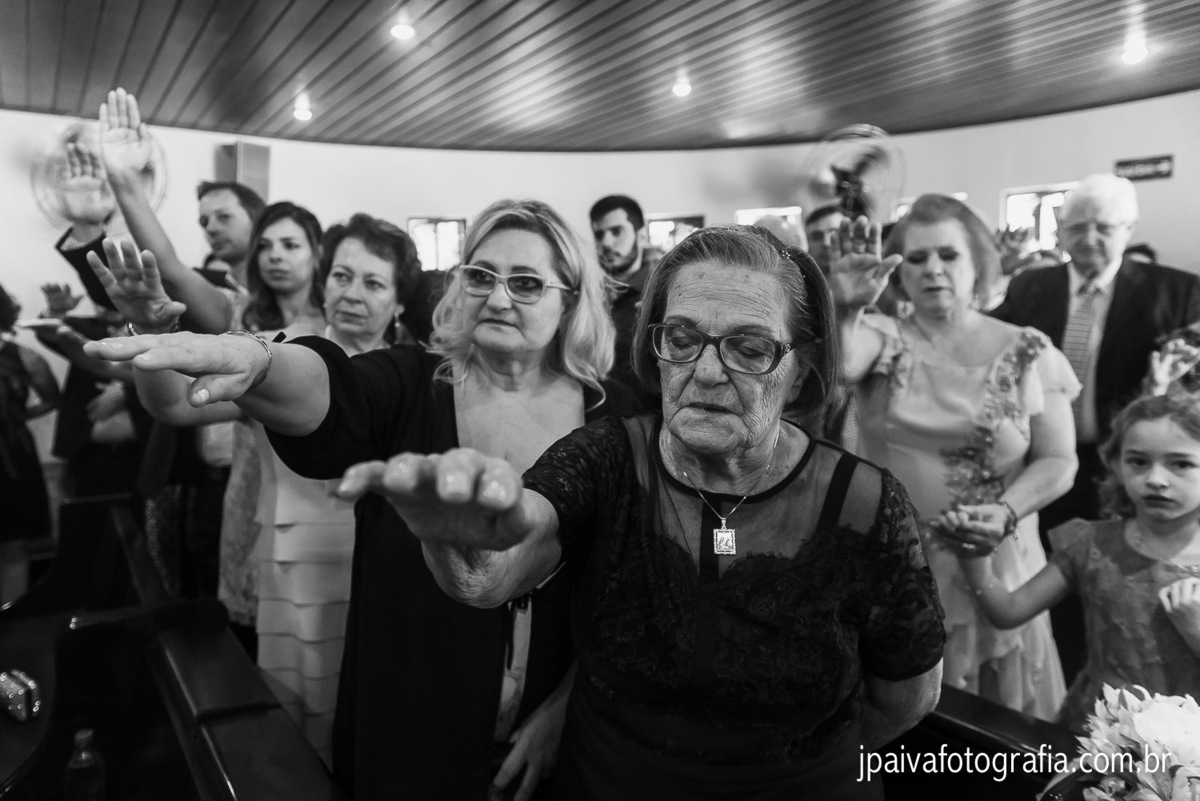 padre Oswaldo celebrando cerimonia de casamento na capela em São Paulo
