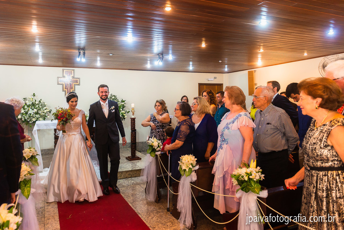 saida dos noivos da capela com todos os convidados aplaudindo