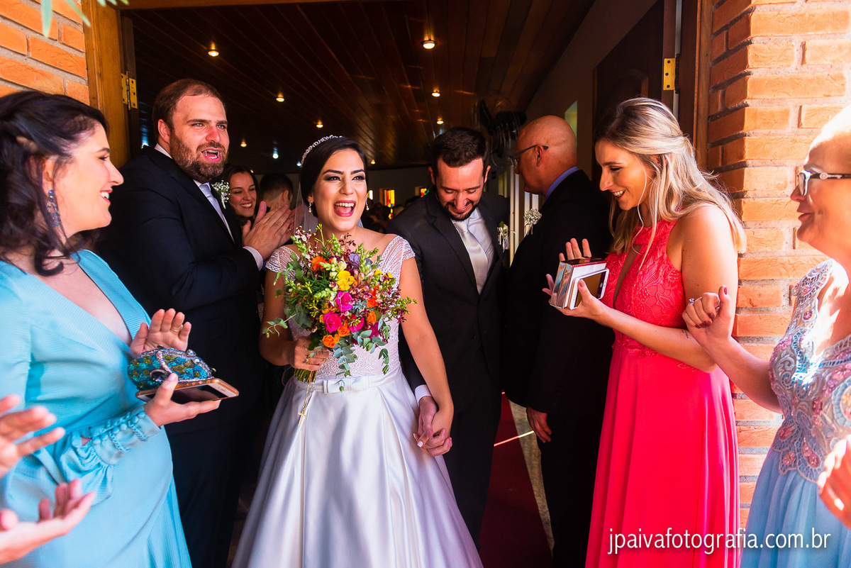 saida dos noivos da capela com todos os convidados aplaudindo
