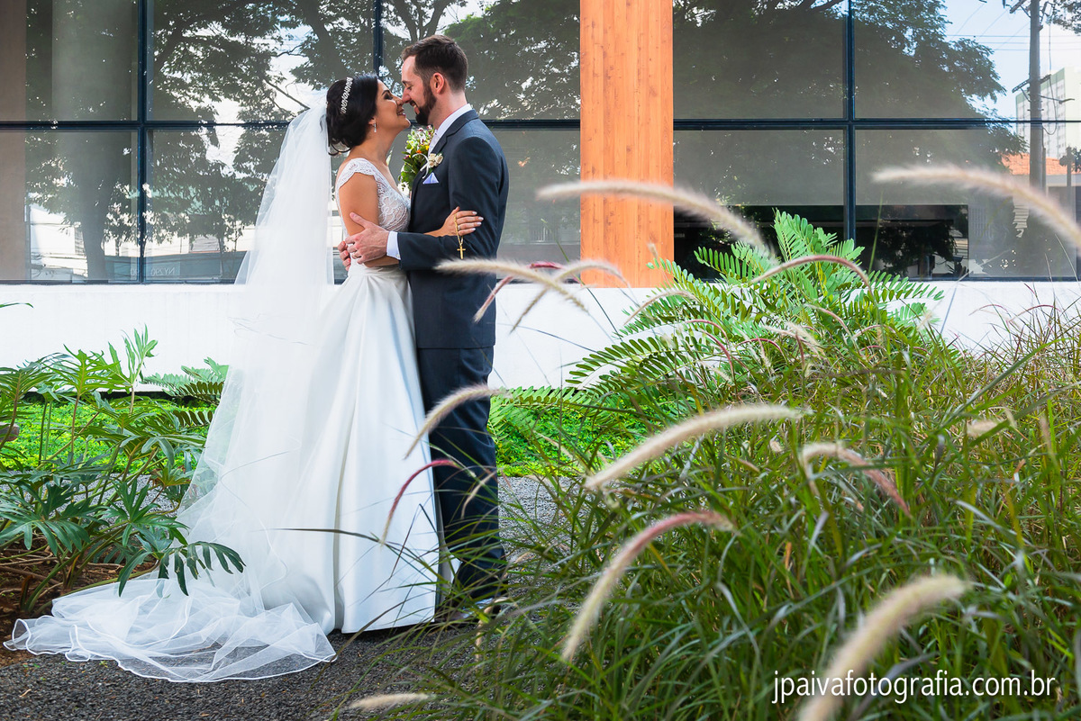 ensaio do casal após a cerimonia, casal abraçados e sorrindo