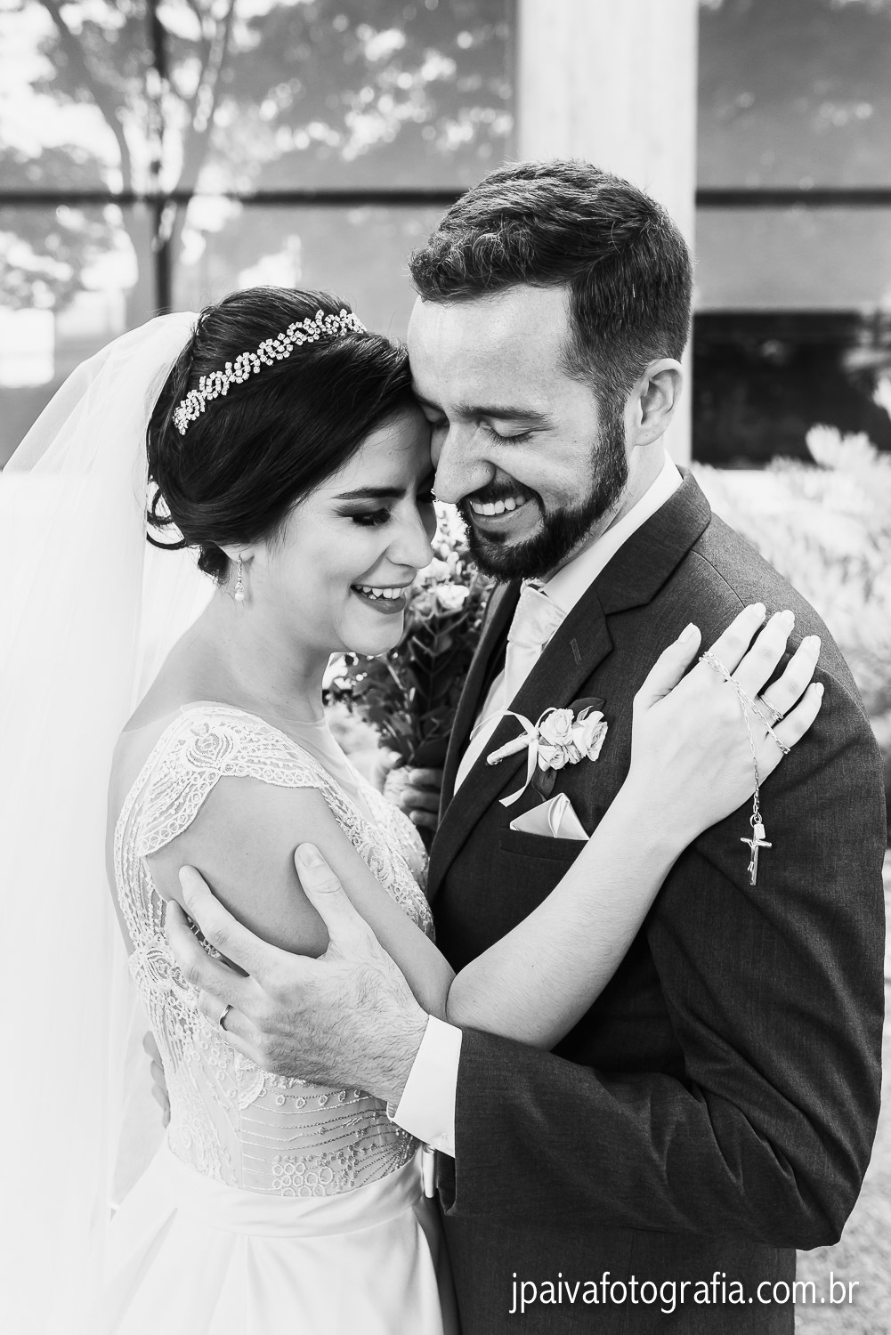 ensaio do casal após a cerimonia, casal abraçados e sorrindo