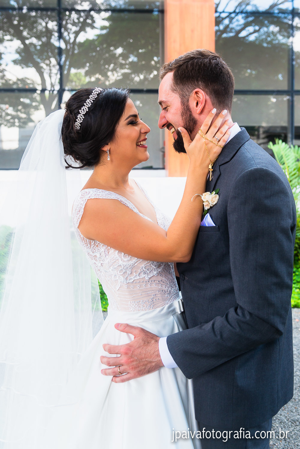 ensaio do casal após a cerimonia, casal abraçados e sorrindo