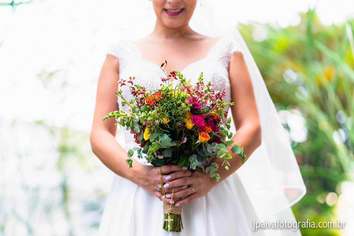 retrato da noiva com buquê florido e colorido em São Paulo
