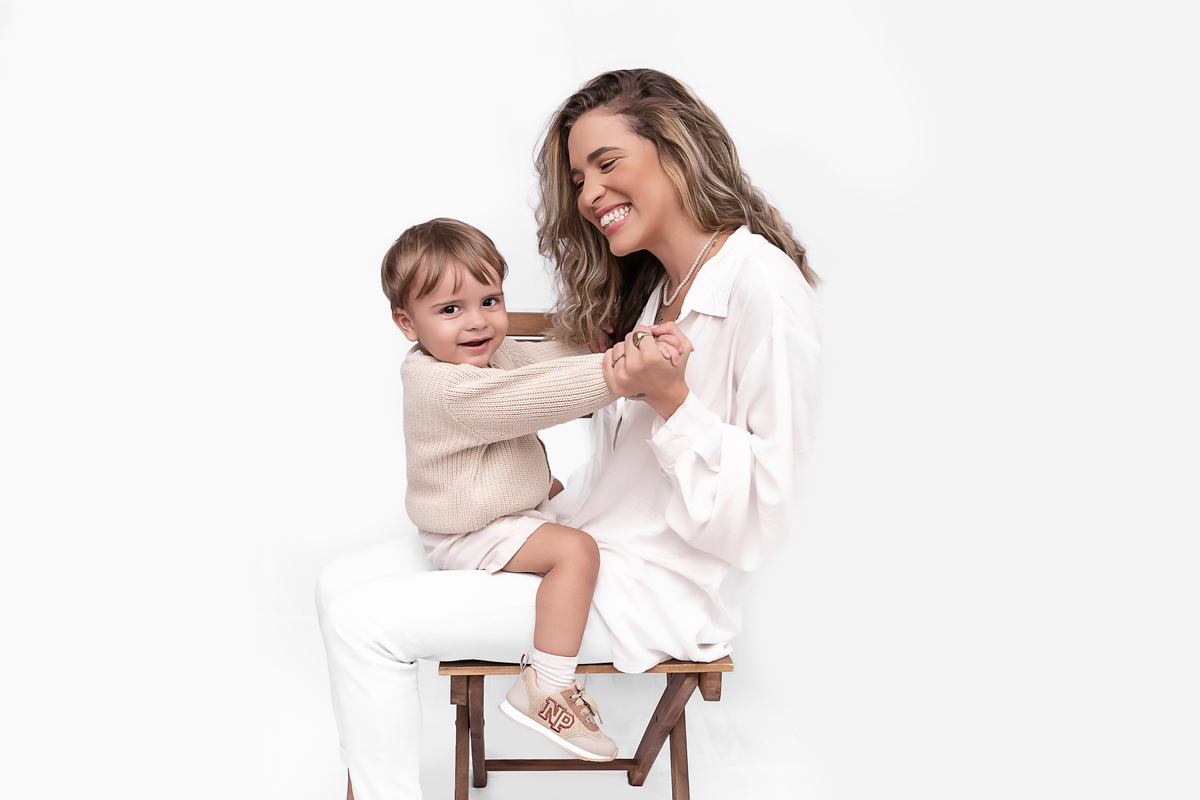 Ensaio de Dia das Mães no Estúdio - Méier, Rio de Janeiro | Maria Eduarda & Noah | Ensaio Dia das Mães | Fotógrafo de Ensaio Dia das Mães | Fotografia de Dia das Mães | Fotógrafo Natalino - Rio de Janeiro