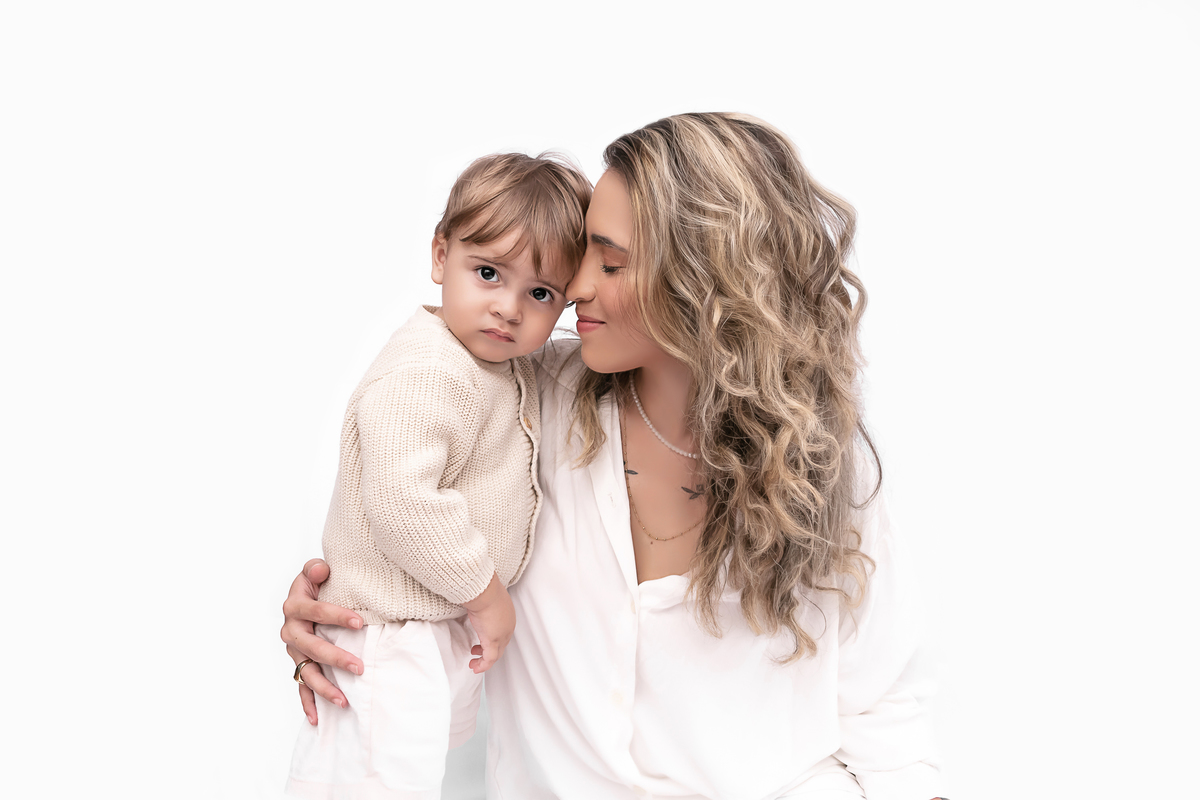 Ensaio de Dia das Mães no Estúdio - Méier, Rio de Janeiro | Maria Eduarda & Noah | Ensaio Dia das Mães | Fotógrafo de Ensaio Dia das Mães | Fotografia de Dia das Mães | Fotógrafo Natalino - Rio de Janeiro