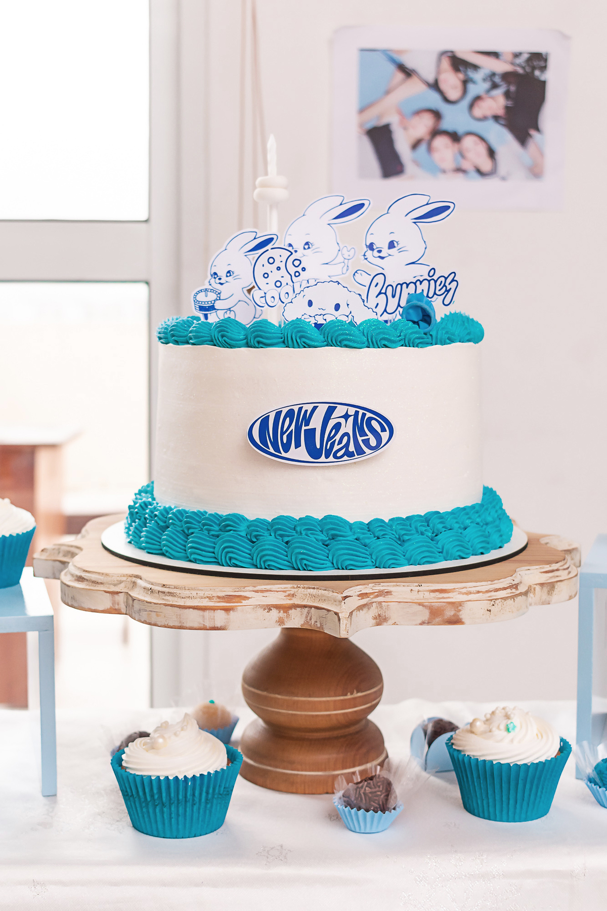 10 anos da Marinna | Fotografia com tema da NewJeans (뉴진스), bolo