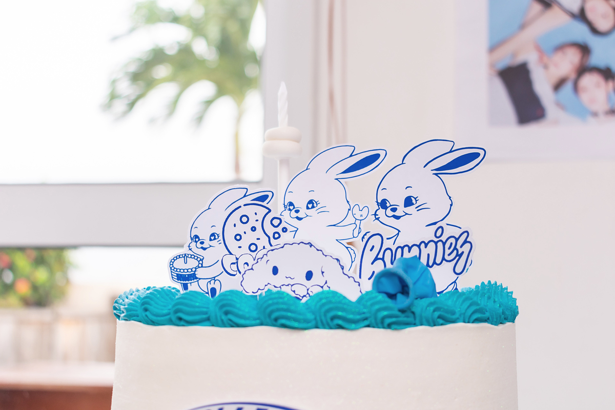 10 anos da Marinna | Fotografia com tema da NewJeans (뉴진스), bolo