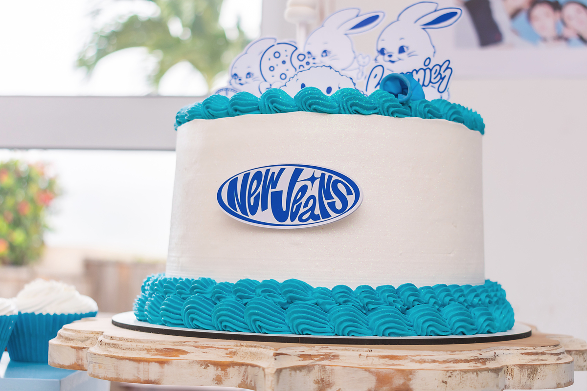 10 anos da Marinna | Fotografia com tema da NewJeans (뉴진스), bolo