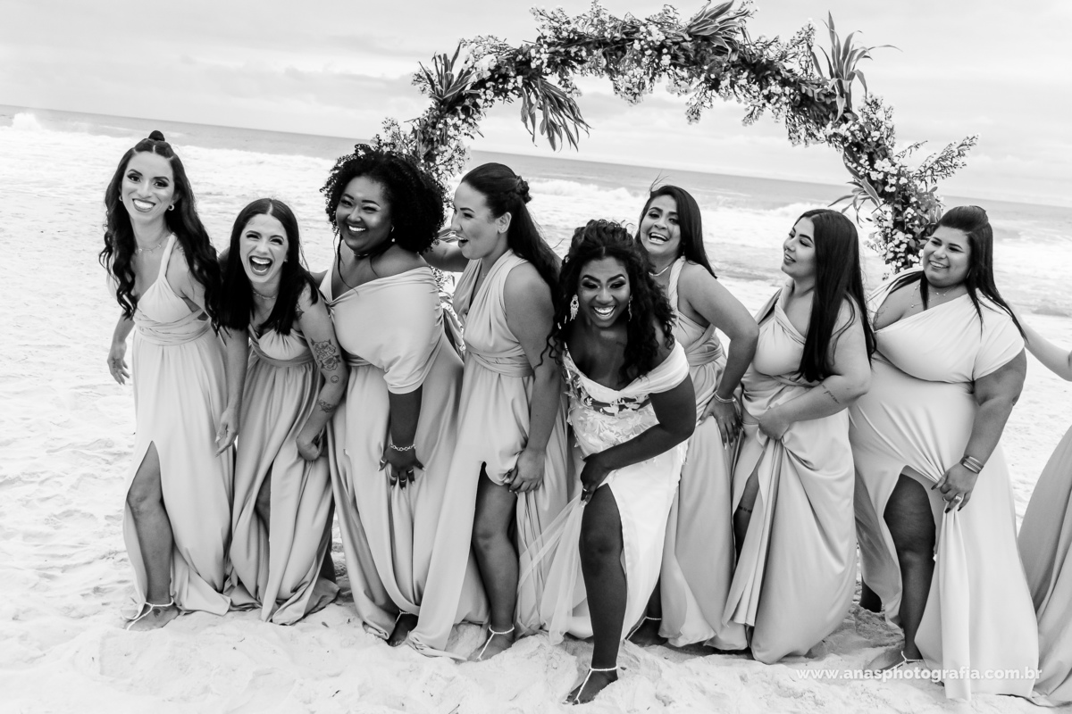 Cobertura Fotográfica de Casamento na Praia, Fotografia de Madrinhas na Praia, Fotógrafo de Casamento no Quiosque 21, praia da Barra da Tijuca | Ilha 3
