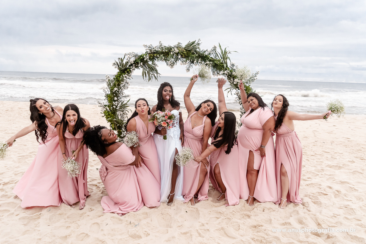 Cobertura Fotográfica de Casamento na Praia, Fotografia de Madrinhas na Praia, Fotógrafo de Casamento no Quiosque 21, praia da Barra da Tijuca | Ilha 3