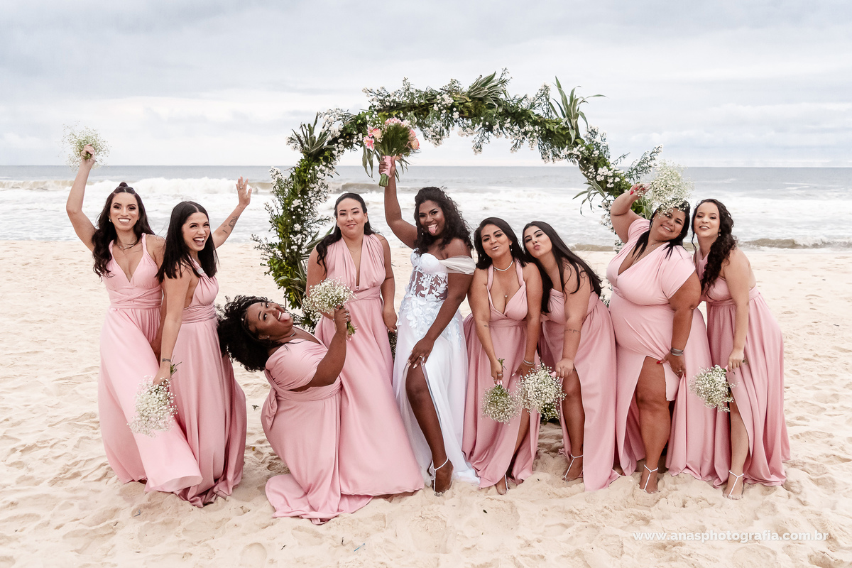 Cobertura Fotográfica de Casamento na Praia, Fotografia de Madrinhas na Praia, Fotógrafo de Casamento no Quiosque 21, praia da Barra da Tijuca | Ilha 3