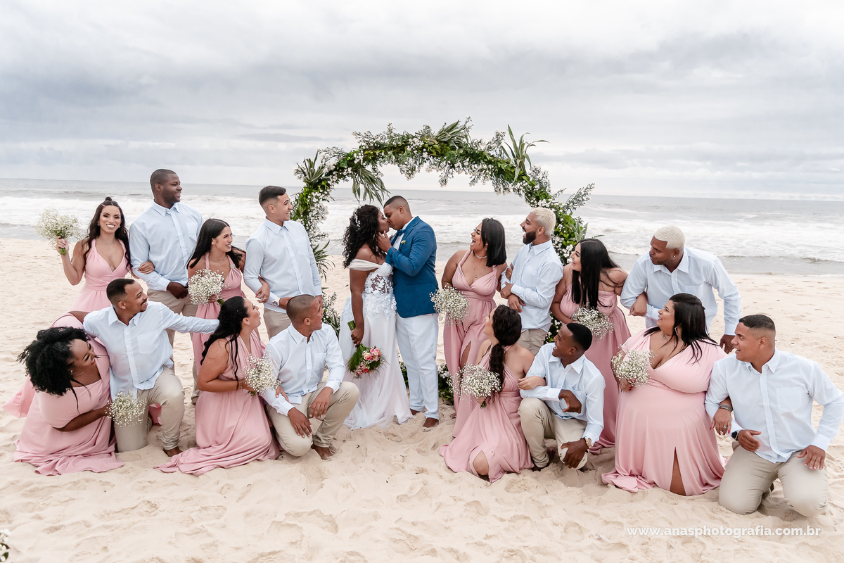 Cobertura Fotográfica de Casamento na Praia, Fotografia de Madrinhas na Praia, padrinhos, Fotógrafo de Casamento no Quiosque 21, praia da Barra da Tijuca | Ilha 3