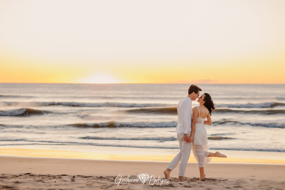 Fotógrafo ensaio casal na Praia Balneário Camboriú, fotos pré wedding na praia, foto pré casamento na praia, ensaio casal no amanhecer, fotógrafo de casamento Balneário Camboriú, Guilherme Rodrigues fotógrafo