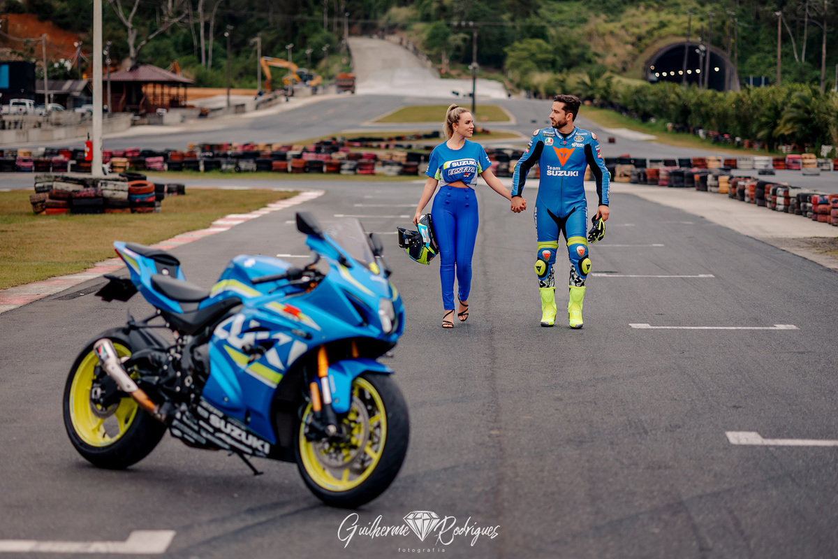 Speedway Music Park BC, Ensaio casal pré wedding Speedway Balneário, Camboriú, fotógrafo ensaio casal Balneário Camboriú, Pré Wedding Balneário Camboriú, Guilherme Rodrigues fotógrafo, Fotos casal moto, ensaio casal moto, Ensaio casal Pista de corrida, 