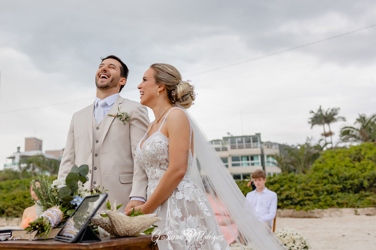 Casamento na praia de Bombinhas, Elopment na praia de Bombas, Casar na praai, Pousada Pequeno Paraíso Bombas SC, Fotógrafo em Bombinhas, Fotos casal na praia de bombas, Guilherme Rodrigues fotógrafo