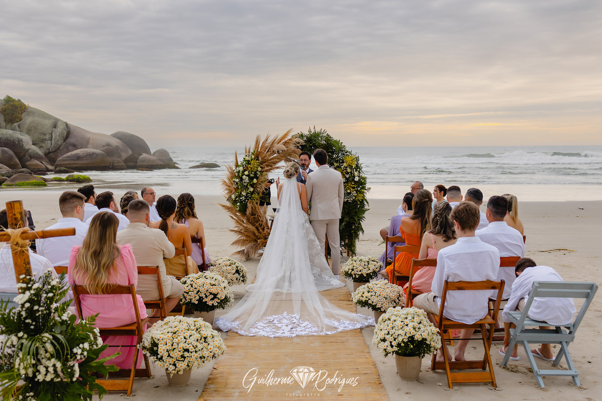 Casamento na praia de Bombinhas, Elopment na praia de Bombas, Casar na praai, Pousada Pequeno Paraíso Bombas SC, Fotógrafo em Bombinhas, Fotos casal na praia de bombas, Guilherme Rodrigues fotógrafo