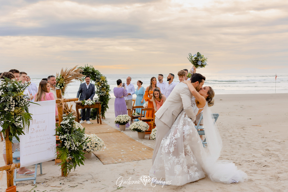 Casamento na praia de Bombinhas, Elopment na praia de Bombas, Casar na praai, Pousada Pequeno Paraíso Bombas SC, Fotógrafo em Bombinhas, Fotos casal na praia de bombas, Guilherme Rodrigues fotógrafo