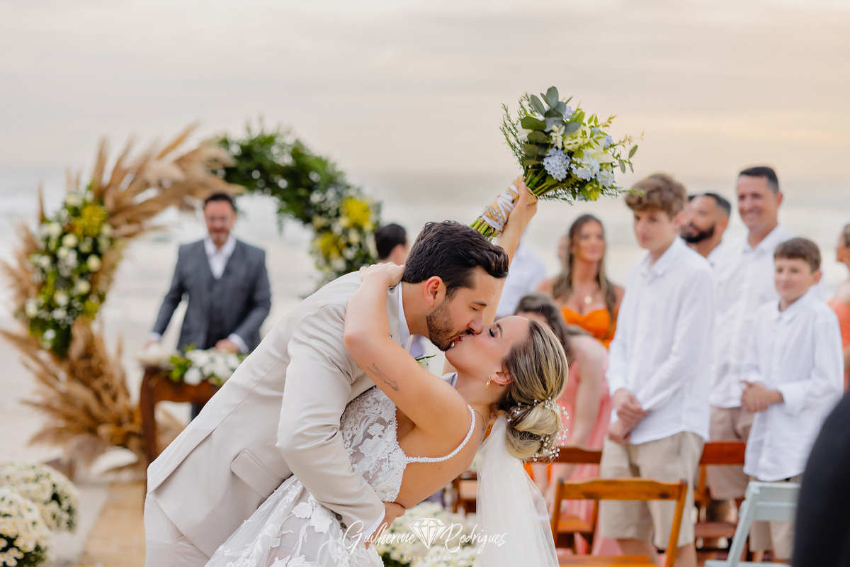 Casamento na praia de Bombinhas, Elopment na praia de Bombas, Casar na praai, Pousada Pequeno Paraíso Bombas SC, Fotógrafo em Bombinhas, Fotos casal na praia de bombas, Guilherme Rodrigues fotógrafo