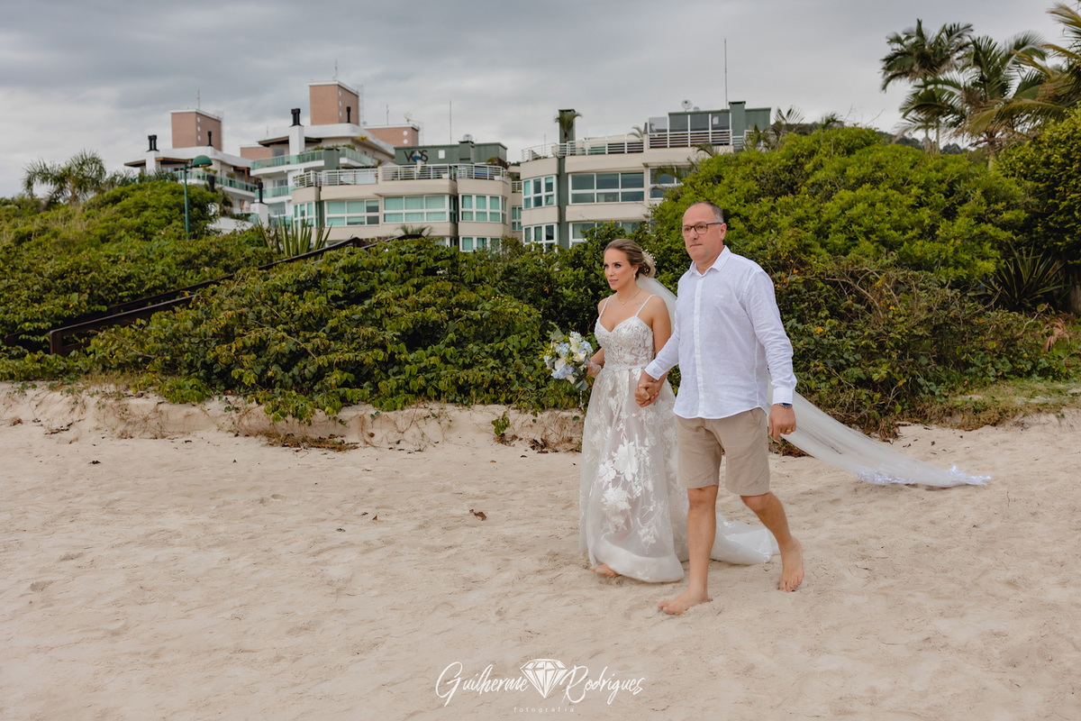 Casamento na praia de Bombinhas, Elopment na praia de Bombas, Casar na praai, Pousada Pequeno Paraíso Bombas SC, Fotógrafo em Bombinhas, Fotos casal na praia de bombas, Guilherme Rodrigues fotógrafo