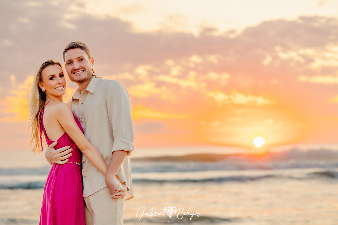 Fotos ensaio casal na praia Balneário Camboriú, Fotógrafo ensaio casal, Fotos pré-wedding na praia, fotógrafo de casamento Guilherme Rodrigues, Melhor fotógrafo SC, Casamento na praia Balneário Camboriú, Casar na praia, Pré Wedding, Ideias pré wedding